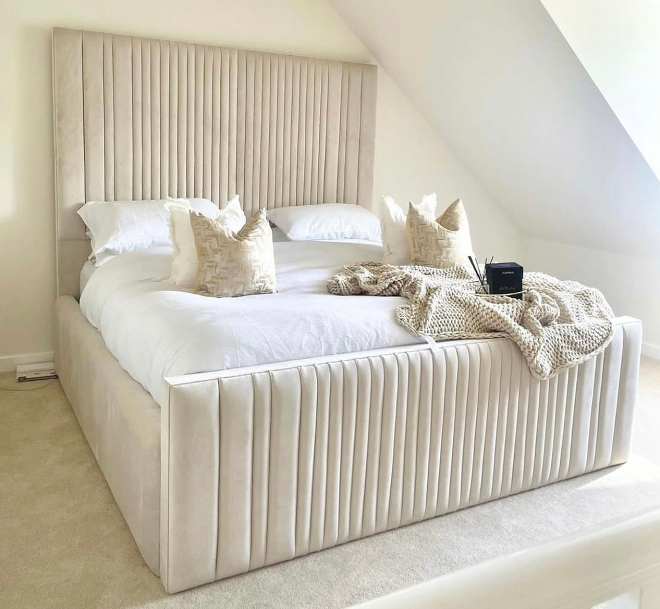 Georgia upholstered bed with Gaslift